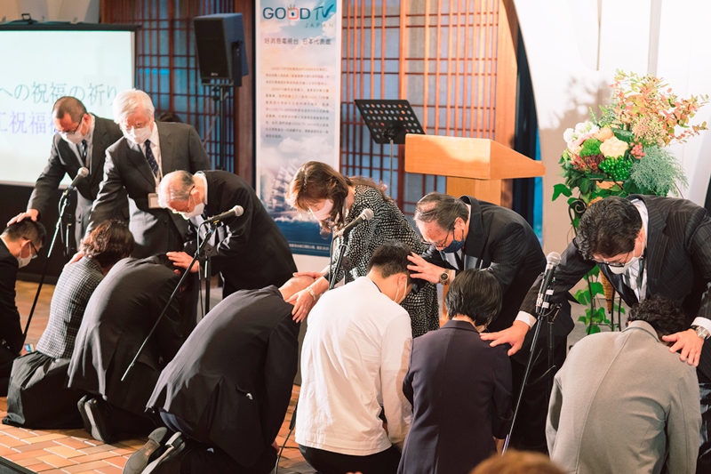 GOOD TV JAPAN成立開幕式中，眾牧者一一為同工按手祝福。(圖/GOOD TV提供